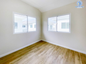 *****บ้านแฝดมือสองย่านปทุมธานี ม.เลคฟอเรสต์ ราชพฤกษ์ เนื้อที่มากถึง 38.2 ตร.ว. ฟังก์ชัน 3 ห้องนอน 2 ห้องน้ำ 2 ที่จอดรถ บ้านใหม่ ไม่เคยเข้าอยู่ วิวทะเลสาบ สภาพแวดล้อมดีมาก บนทำเลเชื่อมต่อถ.ราชพฤกษ์ ถ.345 ถ.ติวานนท์ ใกล้ทางด่วน "ศรีสมาน"